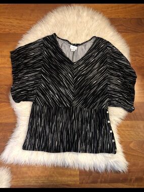 Jaclyn Smith Black & White V-Neck Short Sleeve Top